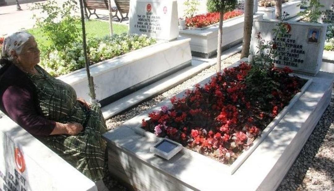 G&ouml;rme, Y&uuml;r&uuml;me Ve Duyma Zorluğu &Ccedil;eken Anne, Şehit Oğlunu Unutmadı