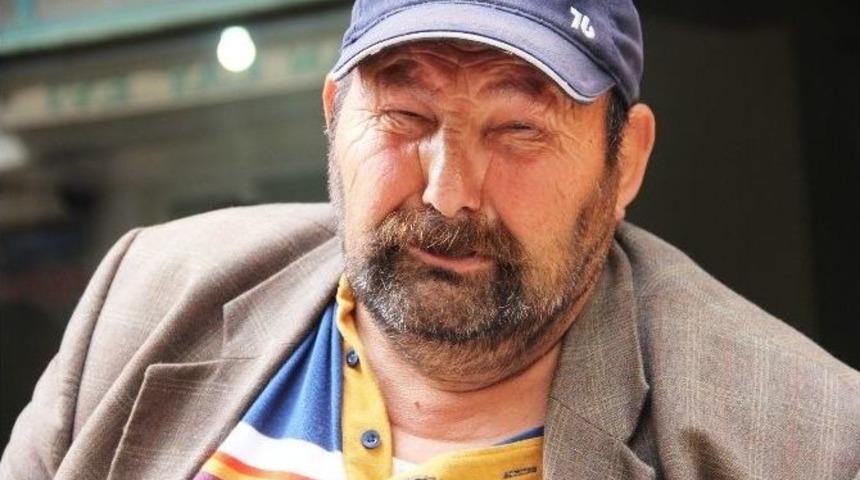 Sokağa Atılan Engelli Adam G&ouml;zyaşlarına Boğuldu