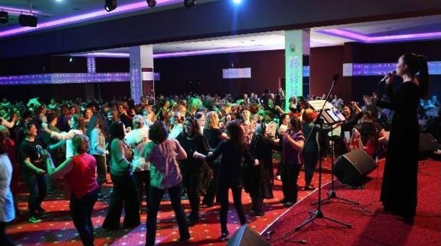 Yenimahalle&rsquo;de Anneler G&uuml;n&uuml;ne Coşkulu Kutlama