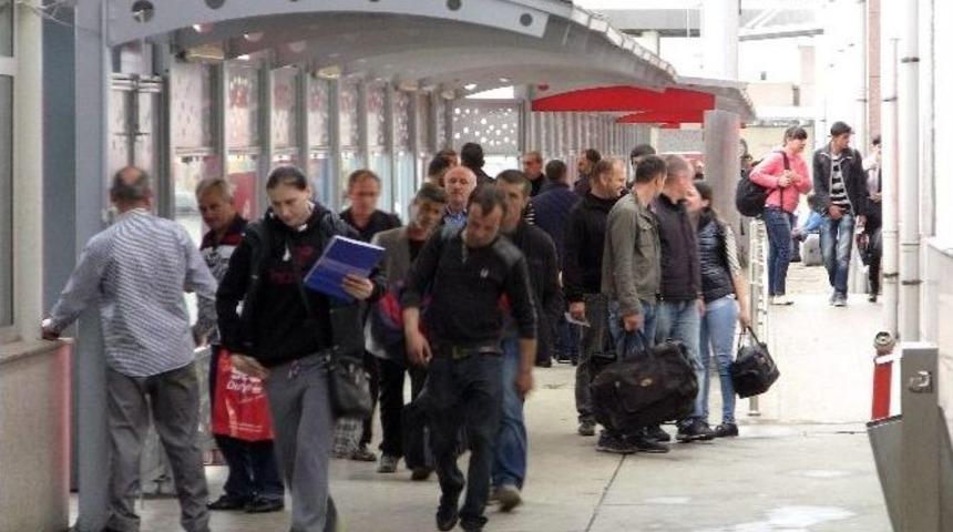 Sarp Sınır Kapısı&rsquo;nda G&uuml;nde Yaklaşık 22 Bin Kişi Giriş &Ccedil;ıkış Yapıyor