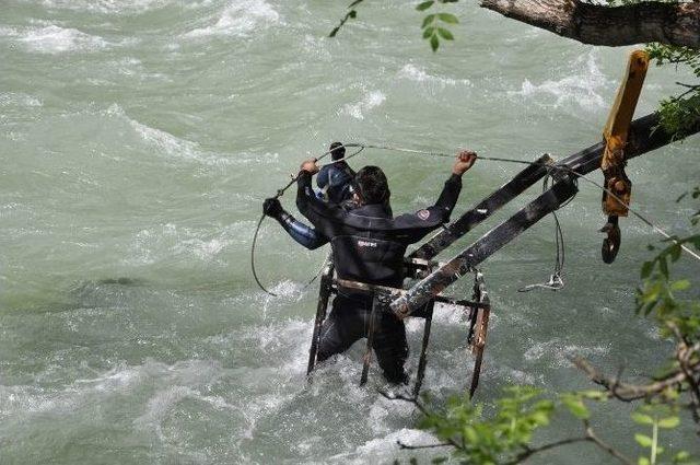 Ara&ccedil;ları Munzur Nehri&rsquo;ne U&ccedil;an İki &Ouml;ğretmenin Cansız Bedeni Sudan &Ccedil;ıkarıldı 1