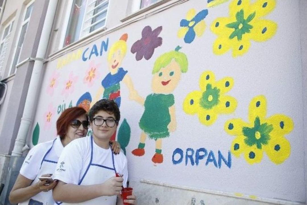 Anneler G&uuml;n&uuml;&rsquo;nde Okul Duvarı Tabloya D&ouml;nd&uuml;