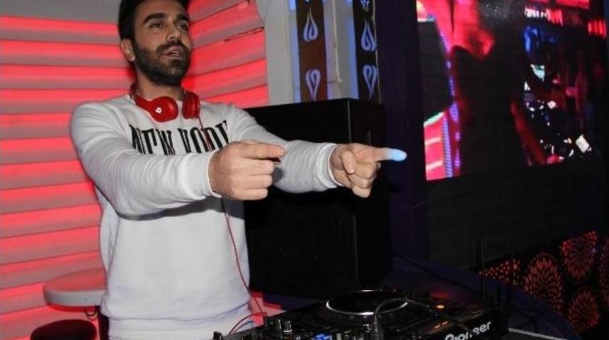 Kemal Doğulu Kırık Ayakla Sahne Aldı