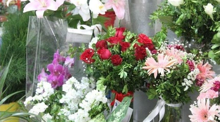 Anneler G&uuml;n&uuml;&rsquo;n&uuml;n Olmazsa Olmazı &ldquo;&ccedil;i&ccedil;ek&rdquo;