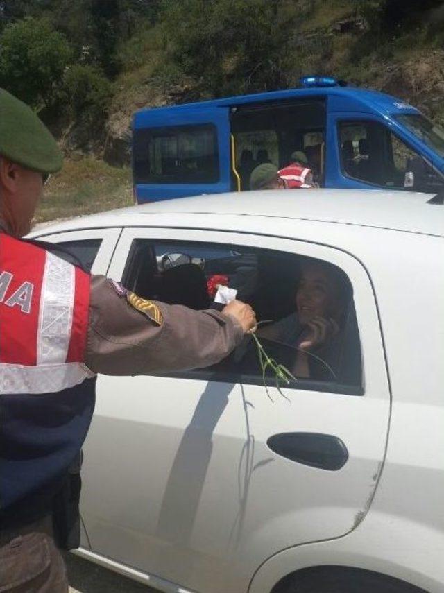 Bilecik İl Jandarma Komutanlığı&rsquo;ndan Anneler G&uuml;n&uuml; Etkinliği 1