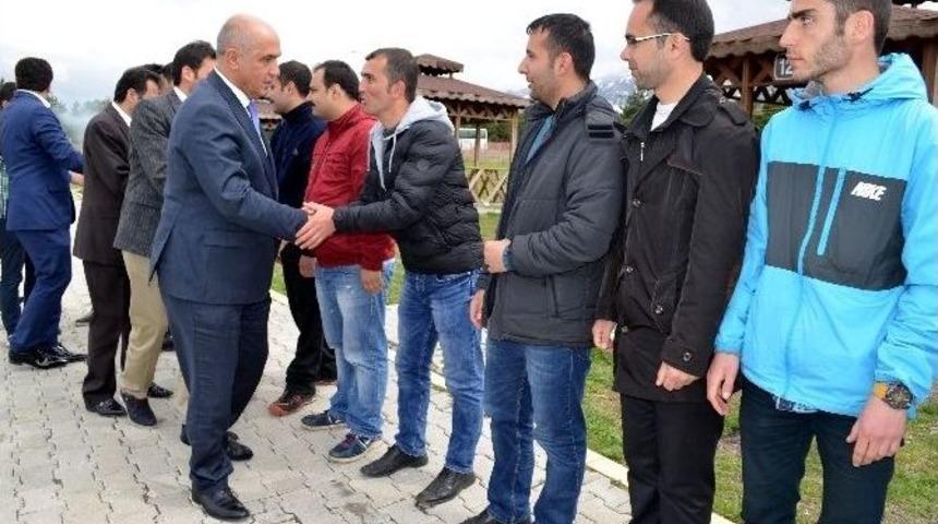 Prof. Dr. Mustafa Ilıcalı &ldquo;ak&rdquo; Gen&ccedil;lerle &ldquo;yaza Merhaba&rdquo; Pikniğinde Buluştu