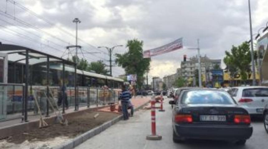 Sola D&ouml;n&uuml;şlerin Yasaklandığı Kavşaklarda Kaldırım &Ccedil;alışmaları Devam Ediyor