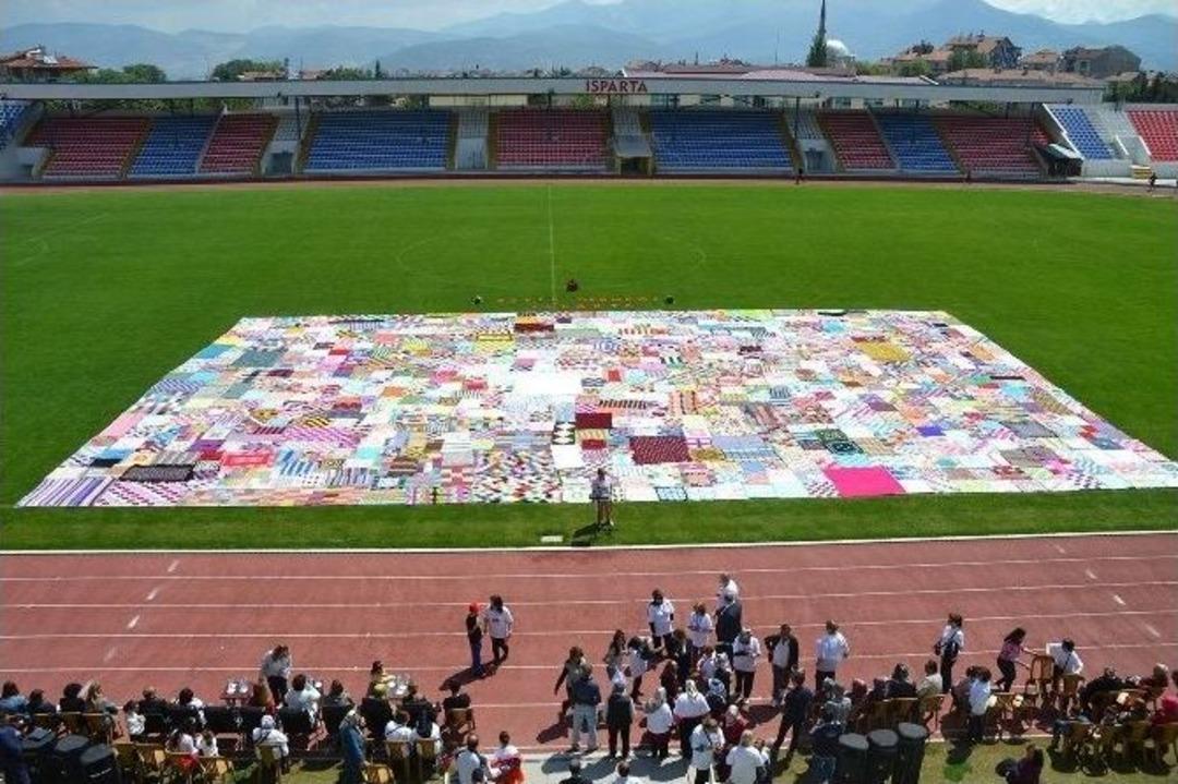 300 Anne D&uuml;nyanın En B&uuml;y&uuml;k Sevgi Battaniyesini &Ouml;rd&uuml;