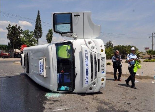 Yolcu Minibüsü Devrildi: 4 Yaralı