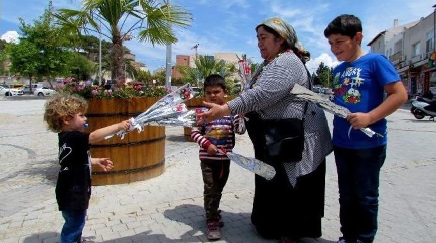 Ağzında Memesi İle Annelere Karanfil Verdi
