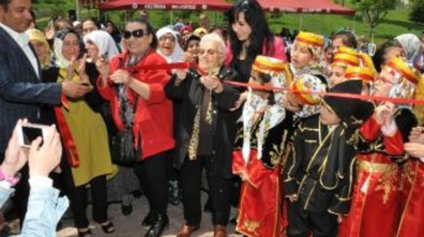 Ke&ccedil;i&ouml;ren De Kadınlara &Ouml;zel Turuncu Cafe