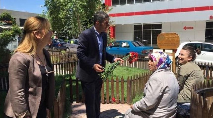 Chp Malatya İl Başkanı Enver Kiraz, Annelere Karanfil Dağıttı