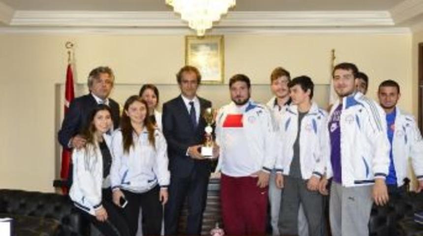 Rekt&ouml;r &Ouml;zer&rsquo;den D&uuml;nya Şampiyonlarına Kutlama