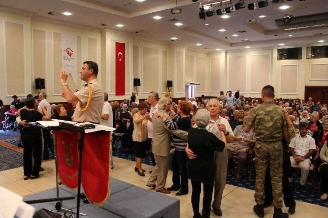 Huzurevi Sakinleri Anneler G&uuml;n&uuml;&rsquo;n&uuml; Dans Ederek Kutladı