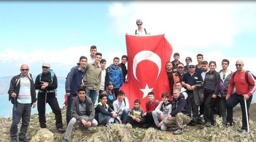Hazar Baba Dağı&rsquo;na T&uuml;rk Bayrağı Dikip İstiklal Marşı Okudular