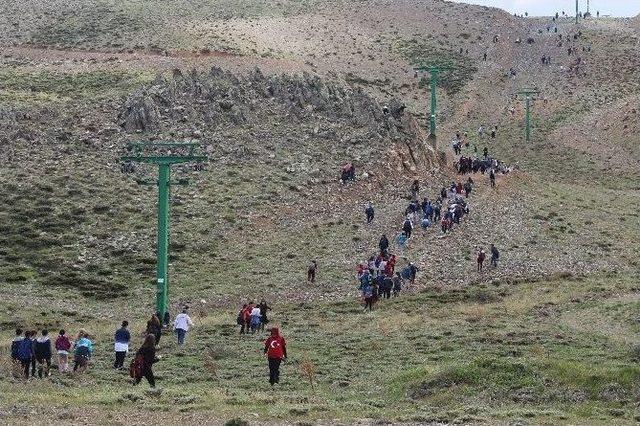 Hazar Baba Dağı’na Türk Bayrağı Dikip İstiklal Marşı Okudular