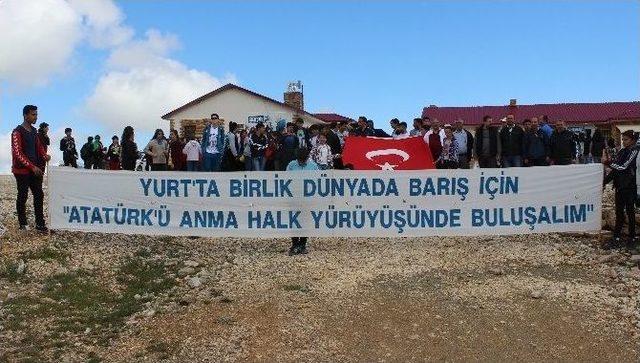 Hazar Baba Dağı’na Türk Bayrağı Dikip İstiklal Marşı Okudular