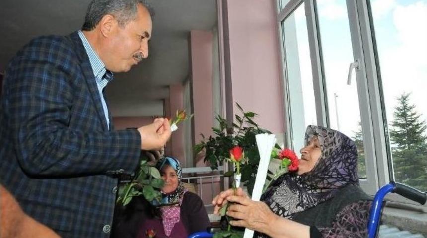 Başkan Akkaya&rsquo;dan Annelere &Ccedil;i&ccedil;ek