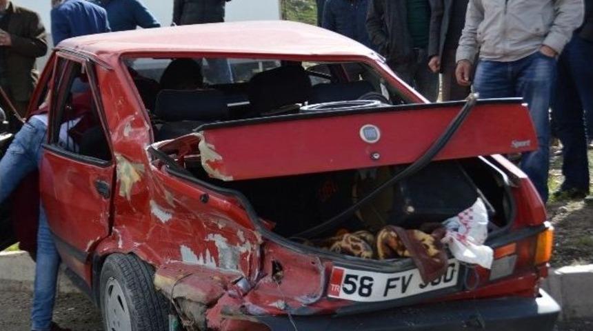 Otomobille Kamyon &Ccedil;arpıştı: 2 Yaralı