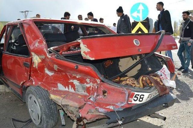 Otomobille Kamyon &Ccedil;arpıştı: 2 Yaralı 1