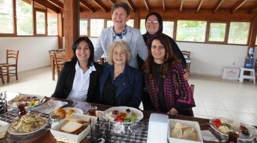 Burhaniye&rsquo;de Şehit Annelerine &Ouml;zel Kahvaltı
