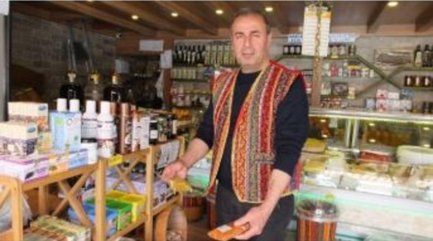 Burhaniye&rsquo;de Emekli Eğitimci &Ouml;rnek Esnaf Oldu