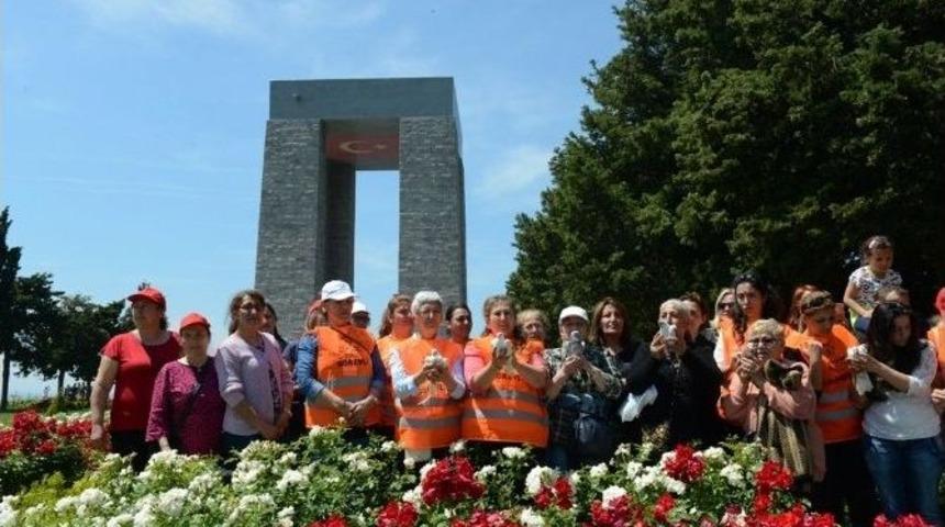 Anneler G&uuml;n&uuml;&rsquo;n&uuml; Şehitler Abidesi&rsquo;nde Kutladılar