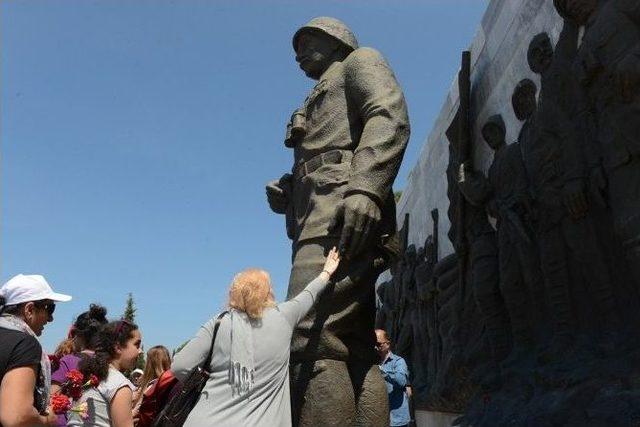 Anneler G&uuml;n&uuml;&rsquo;n&uuml; Şehitler Abidesi&rsquo;nde Kutladılar 1