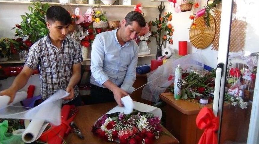 Anneler G&uuml;n&uuml; &Ccedil;i&ccedil;ek&ccedil;i Esnafının Y&uuml;z&uuml;n&uuml; G&uuml;ld&uuml;rd&uuml;