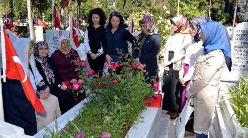 Şehitlikte Şehit Annesine Anlamlı Ziyaret