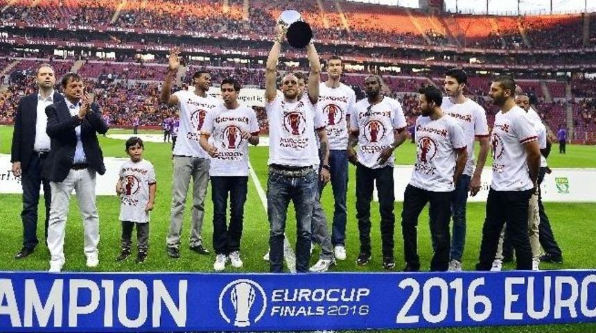 Avrupa Şampiyonu Aslan, Tt Arena&rsquo;da Taraftarların Karşısına &Ccedil;ıktı