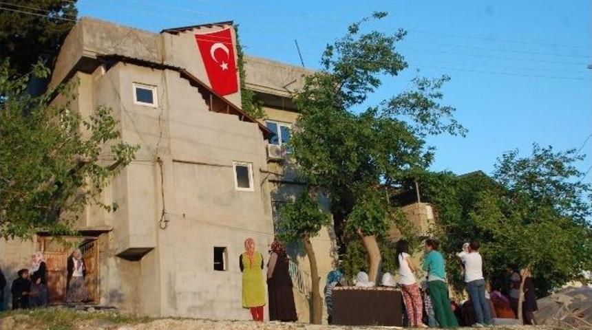 Malatyalı Şehidin Adıyaman&rsquo;daki Evine T&uuml;rk Bayrağı Asıldı