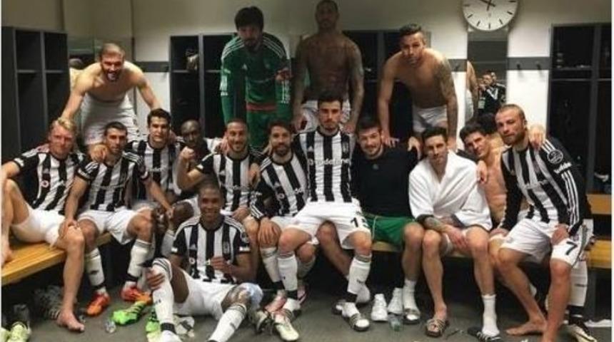 Beşiktaşlı Futbolculardan Arenada Galibiyet Pozu