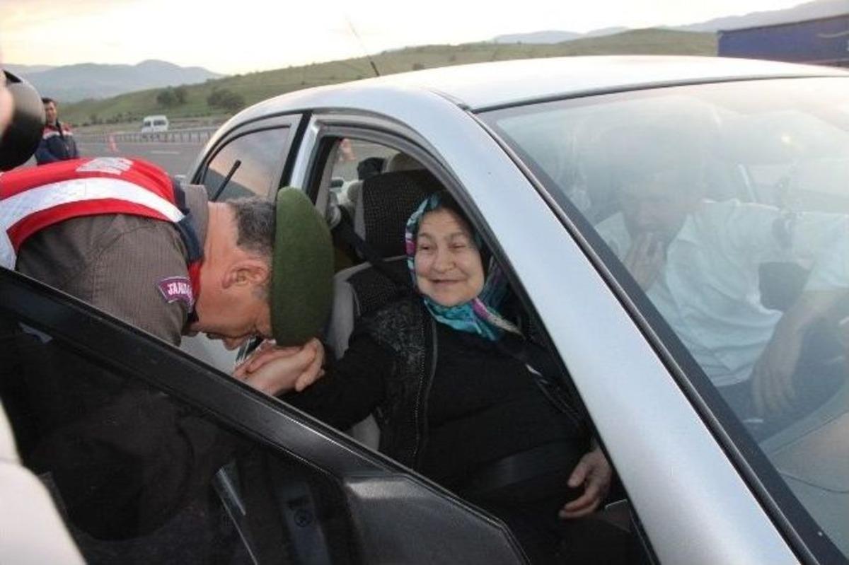Jandarma Ara&ccedil;ları Durdurup Annelerin G&uuml;n&uuml;n&uuml; Kutladı