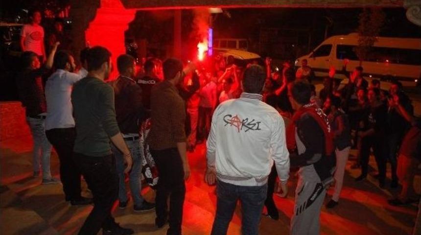 Beşiktaşlı Taraftarlar Sokağa D&ouml;k&uuml;ld&uuml;