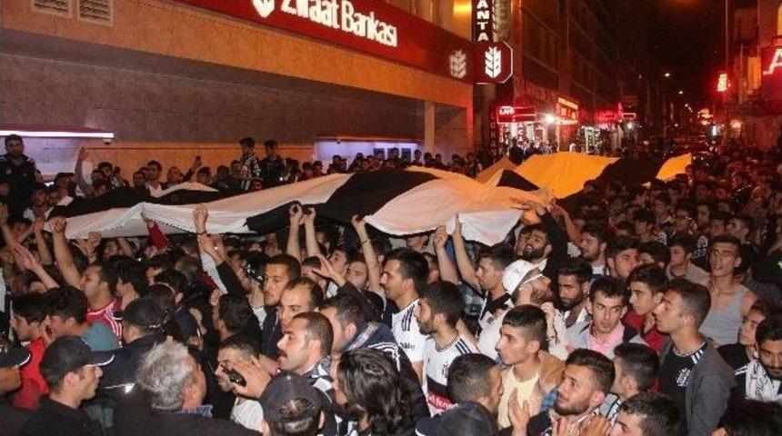 Beşiktaşlı Taraftarlarda Derbi Sevinci