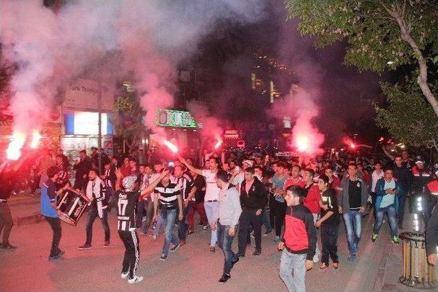 Beşiktaşlı Taraftarlarda Derbi Sevinci