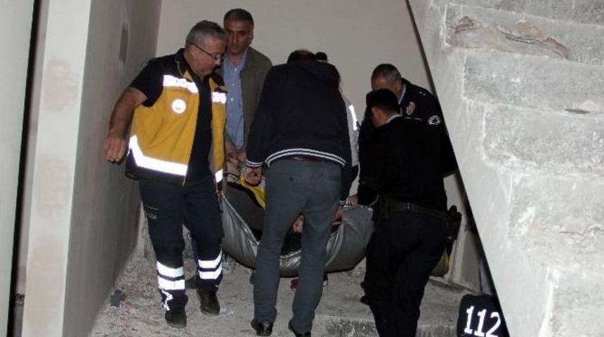 Tuvaletini Yapmak İ&ccedil;in Girdiği Binanın Asans&ouml;r Boşluğuna D&uuml;şt&uuml;