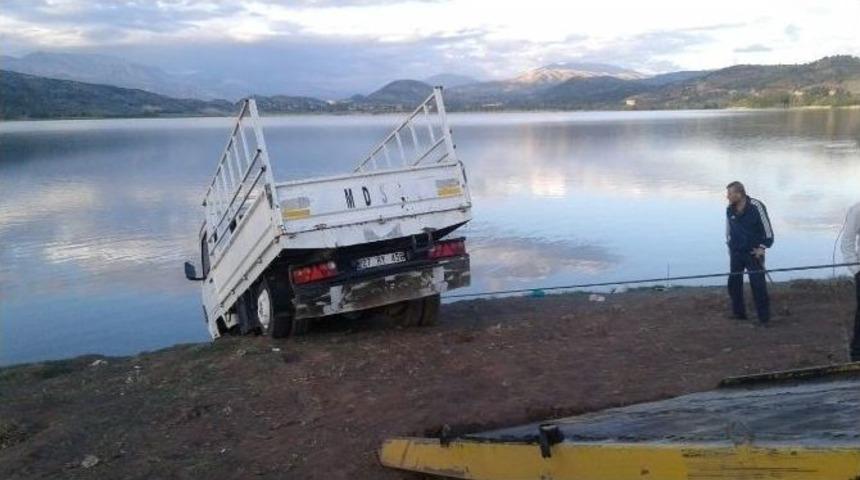 Kamyonet G&ouml;le D&uuml;şmekten Son Anda Kurtarıldı