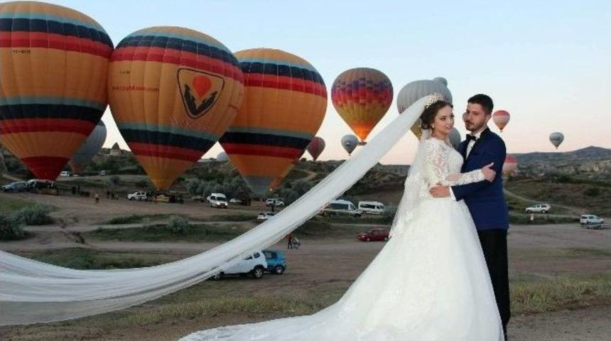 Kapadokya&rsquo;da Balonlar Eşliğinde D&uuml;ğ&uuml;n Fotoğrafı &Ccedil;ekildiler