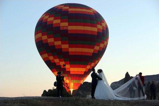 Kapadokya’da Balonlar Eşliğinde Düğün Fotoğrafı Çekildiler