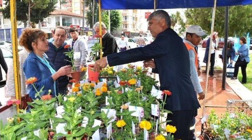 Anneler G&uuml;n&uuml;ne &Ouml;zel Yetiştirilen &Ccedil;i&ccedil;ekler Dağıtıldı