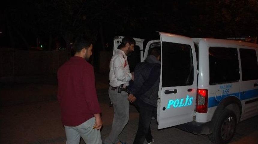 Sokak Ortasında Kavga: 3 G&ouml;zaltı