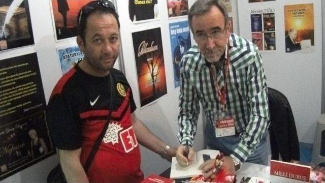 Eskişehirli Yazar-şair Ahmet Taşçıoğlu Yeni Kitabını İmzaladı 1