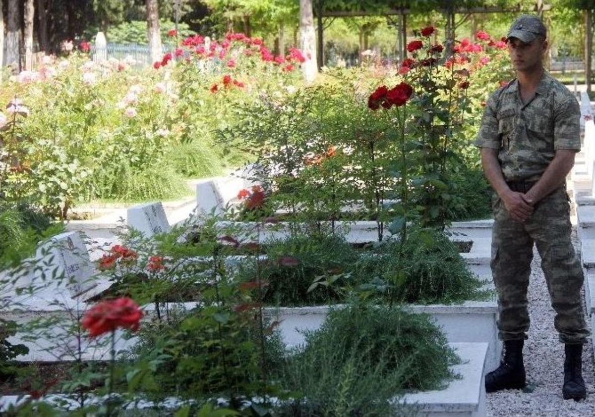 Asker, Şehide "g&uuml;l" Gibi Bakıyor
