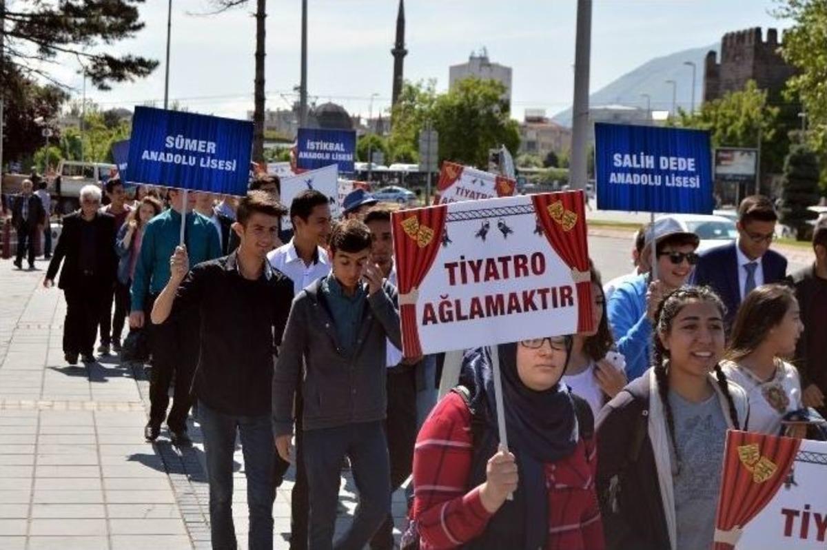 Liseli &Ouml;ğrenciler Perdeyi Kaldırdı