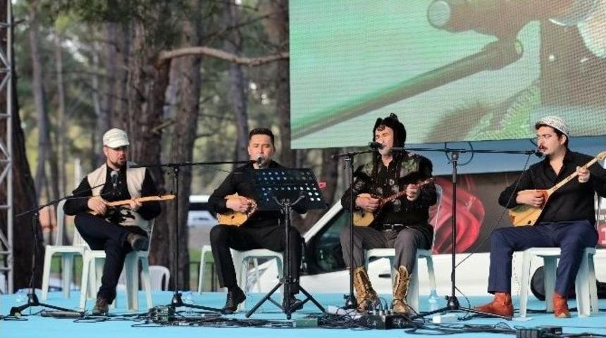 Y&ouml;r&uuml;k Festivali&rsquo;nde Dombıra Coşkusu