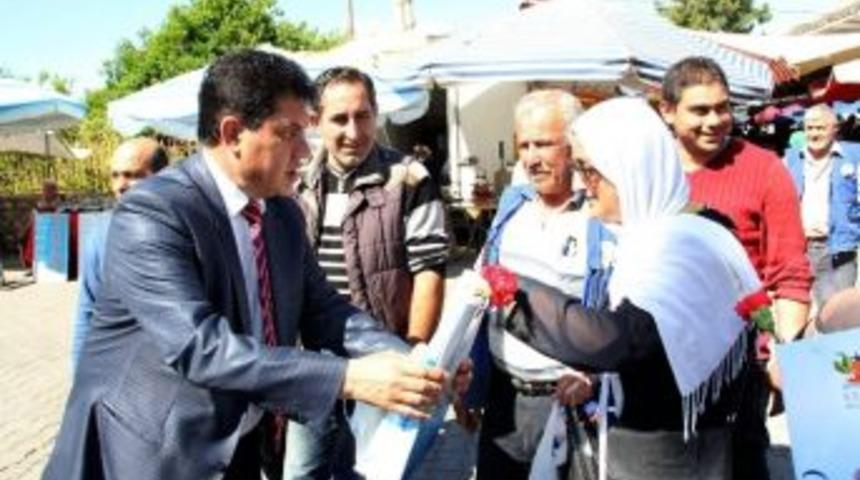 Başkan G&uuml;l, Annelere Karanfil Dağıttı