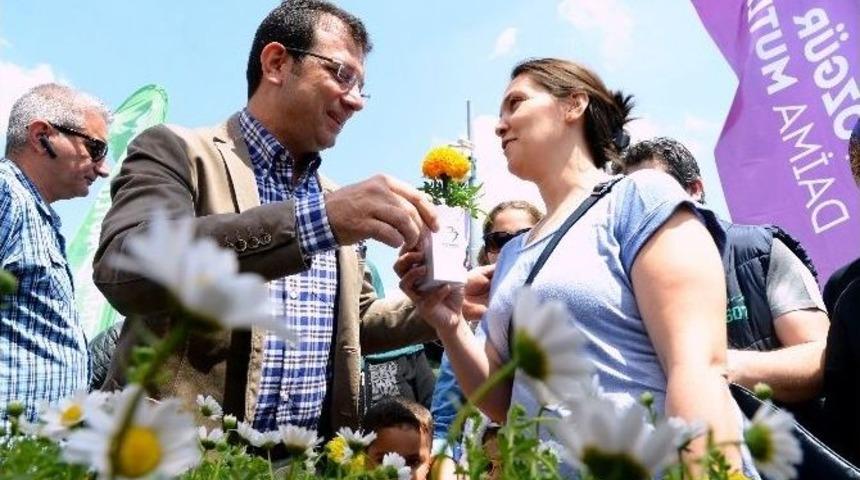 Annelerin G&uuml;n&uuml; &Ccedil;i&ccedil;eklerle Kutlandı