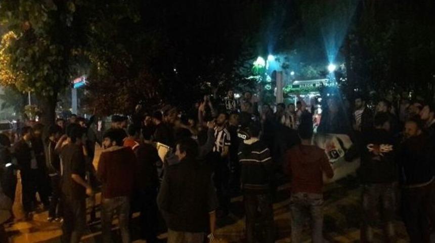 Bilecik&rsquo;te Beşiktaşlı Taraftarlar Sokağa D&ouml;k&uuml;ld&uuml;